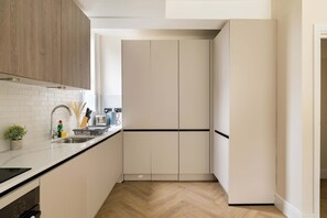 Fridge, oven, dishwasher, electric kettle - The Emerald & Oak House (London)