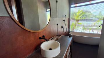 Deluxe Villa | Bathroom