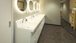 A modern bathroom with three sinks, a mirror, and a wooden ladder. - Guesthouse Akasaka2 (Tokyo)