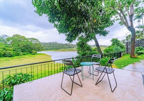 Vila superior, vista para o rio | Terraço/pátio