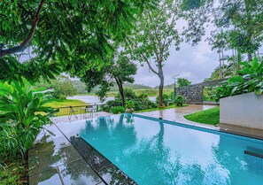 Superior-Villa, Flussblick | Pool | Außenpool, Liegestühle