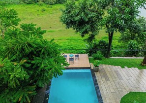 Piscine extérieure, chaises longues