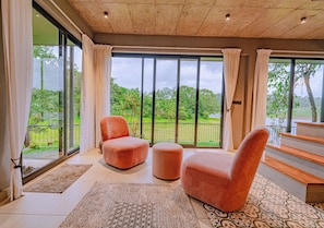 Villa superior, vista al río | Interior