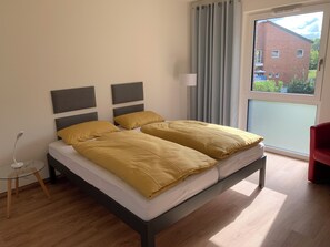 Desk, iron/ironing board, free WiFi, bed sheets - Casada: 3-room apartment near the lake, 10 min picturesque walk to the old town (Wismar)