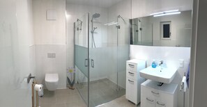 Shower, hair dryer, towels, soap - Casada: 3-room apartment near the lake, 10 min picturesque walk to the old town (Wismar)