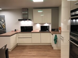 Kühlschrank, Ofen, Herdplatte, Geschirrspüler