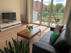 TV, books - Casada: 3-room apartment near the lake, 10 min picturesque walk to the old town (Wismar)