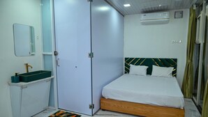 A bedroom with a bed, a wardrobe, a sink, and a mirror. - Bellajooz Lake Resort (Mawal)