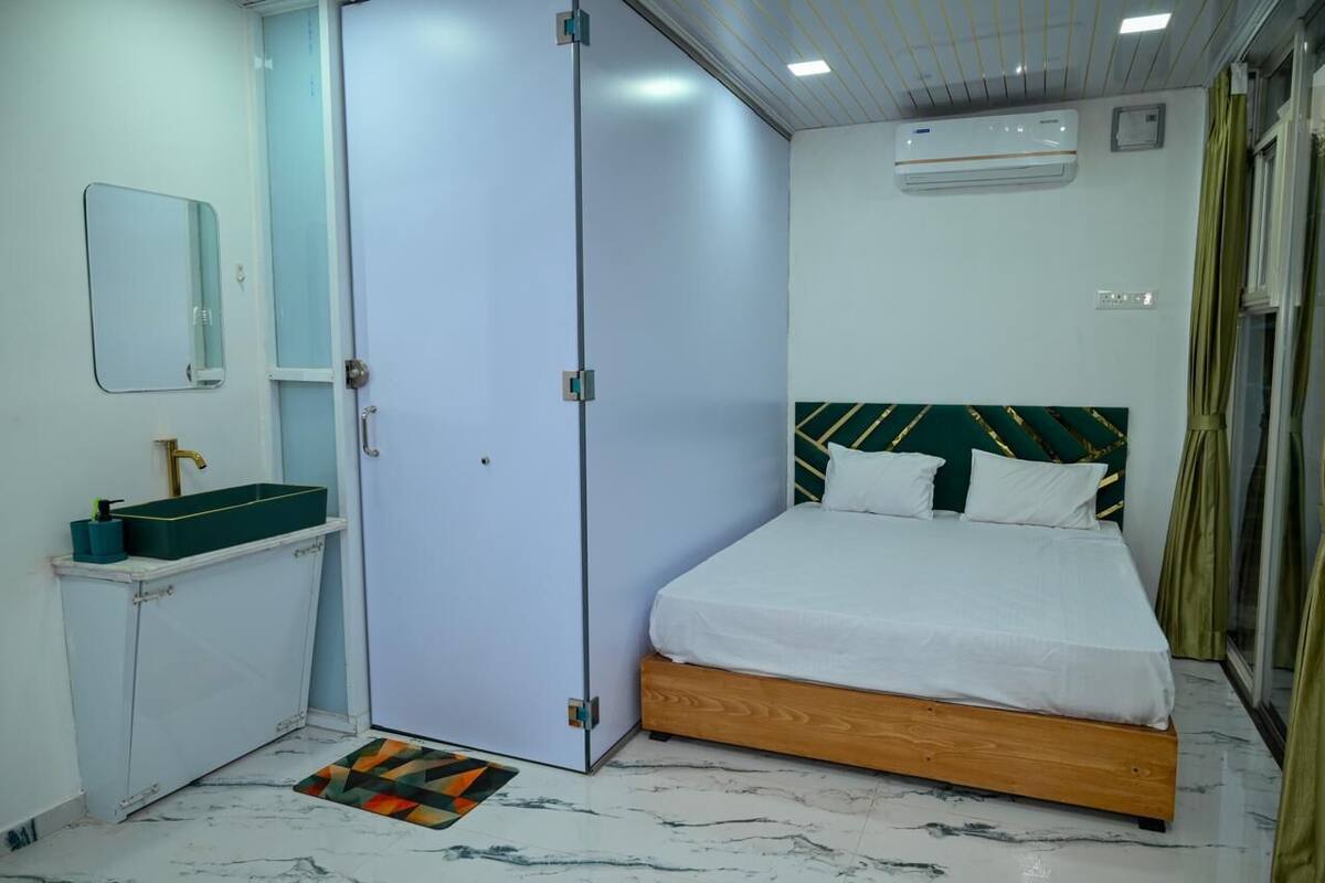 Deluxe Room, Lake View | Desk, laptop workspace, free WiFi