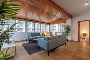 Smart TV - 2-bedroom Penthouse with terrace and office next to Las Canteras Beach (Las Palmas de Gran Canaria)