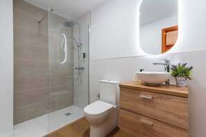 Shower, hair dryer, towels, soap - 2-bedroom Penthouse with terrace and office next to Las Canteras Beach (Las Palmas de Gran Canaria)