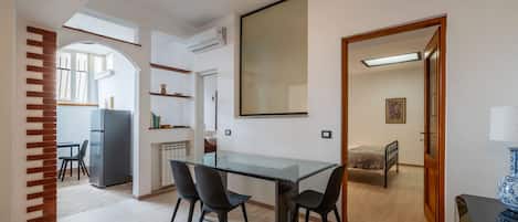 2 habitaciones y tabla de planchar con plancha