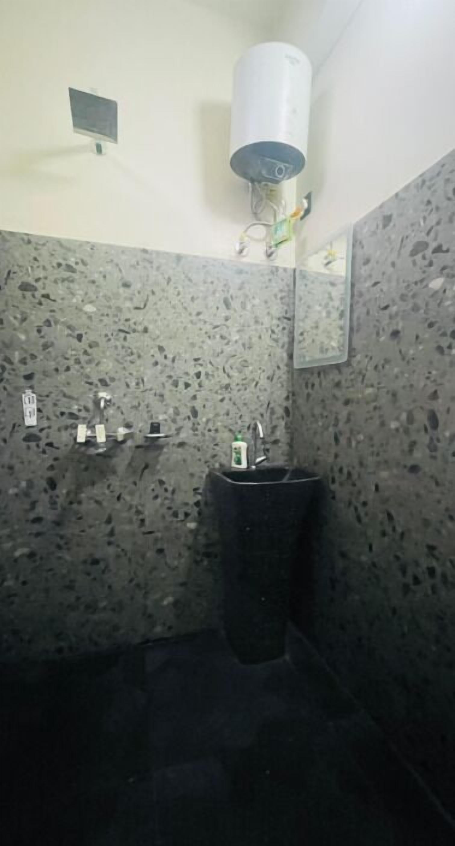 Habitación doble, vista a la montaña | Baño | Regadera, amenidades de baño gratuitas, toallas, jabón 