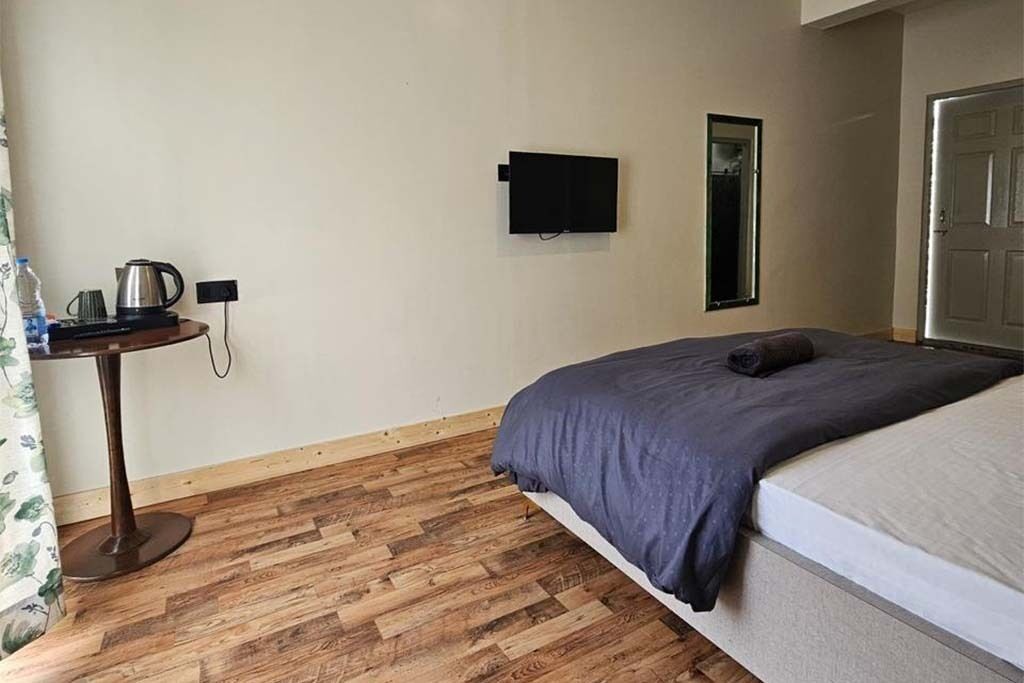 Double Room, Mountain View | Desk, laptop workspace, free WiFi