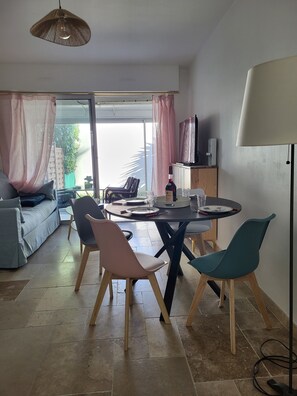 Dining - Cosy apartment 2 steps from the beach parking included (Royan)