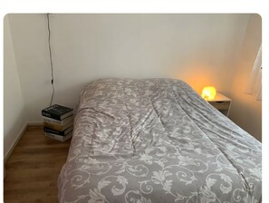 Een strijkplank/strijkijzer, beddengoed