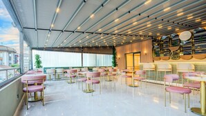 A spacious indoor area with multiple seating arrangements, a bar area, and a view of the outside. - Haveria Suite Hotel (Istanbul)