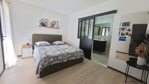 Una camera da letto con un letto, un comodino e uno specchio.
