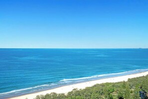 Ein Strand mit klarem, blauem Wasser und sandigem Ufer.