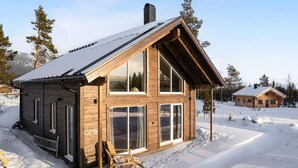 A wooden cabin with large windows, a sloped roof, and a snow-covered ground. - Orrmötesvägen 21 - Funäsdalen (Funäsdalen)