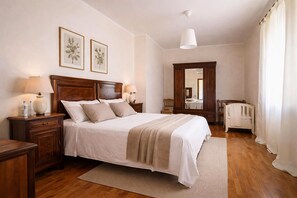 Tabla de planchar con plancha, wifi y ropa de cama