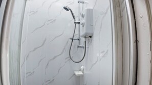 Basic Studio | Bathroom - Modern Retreat in Birmingham (Birmingham)
