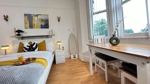 A bedroom with a bed, bedside table, lamp, and a window with a view. - Modern Retreat in Birmingham (Birmingham)
