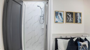 Bathroom - Modern Retreat in Birmingham (Birmingham)
