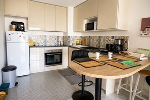 Wasserkocher mit Kaffee-/Teezubehör, Kühlschrank, Mikrowelle, Ofen