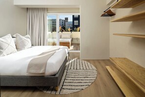 3 dormitorios, tabla de planchar con plancha, ropa de cama