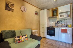 Fernseher, Tischfußball, Tischtennisplatte, Bücher