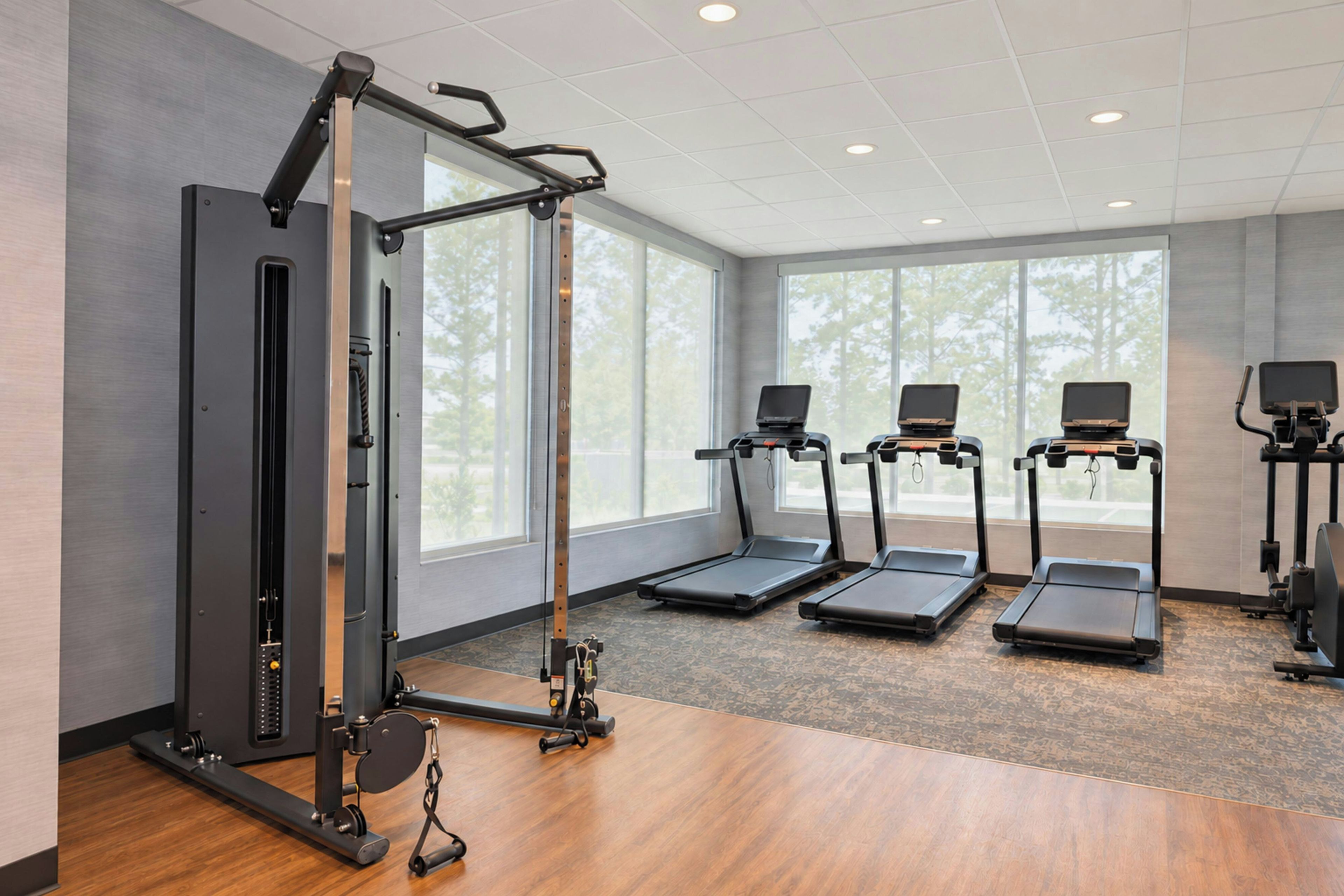 Ein Fitnessraum mit Cardiogeräten, Laufbändern und einer Kraftmaschine.