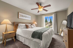 Desk, free WiFi, bed sheets - Peaceful KING Retreat, Walk to Downtown & Trails + EV Charger, Top Floor Suite (Folsom)