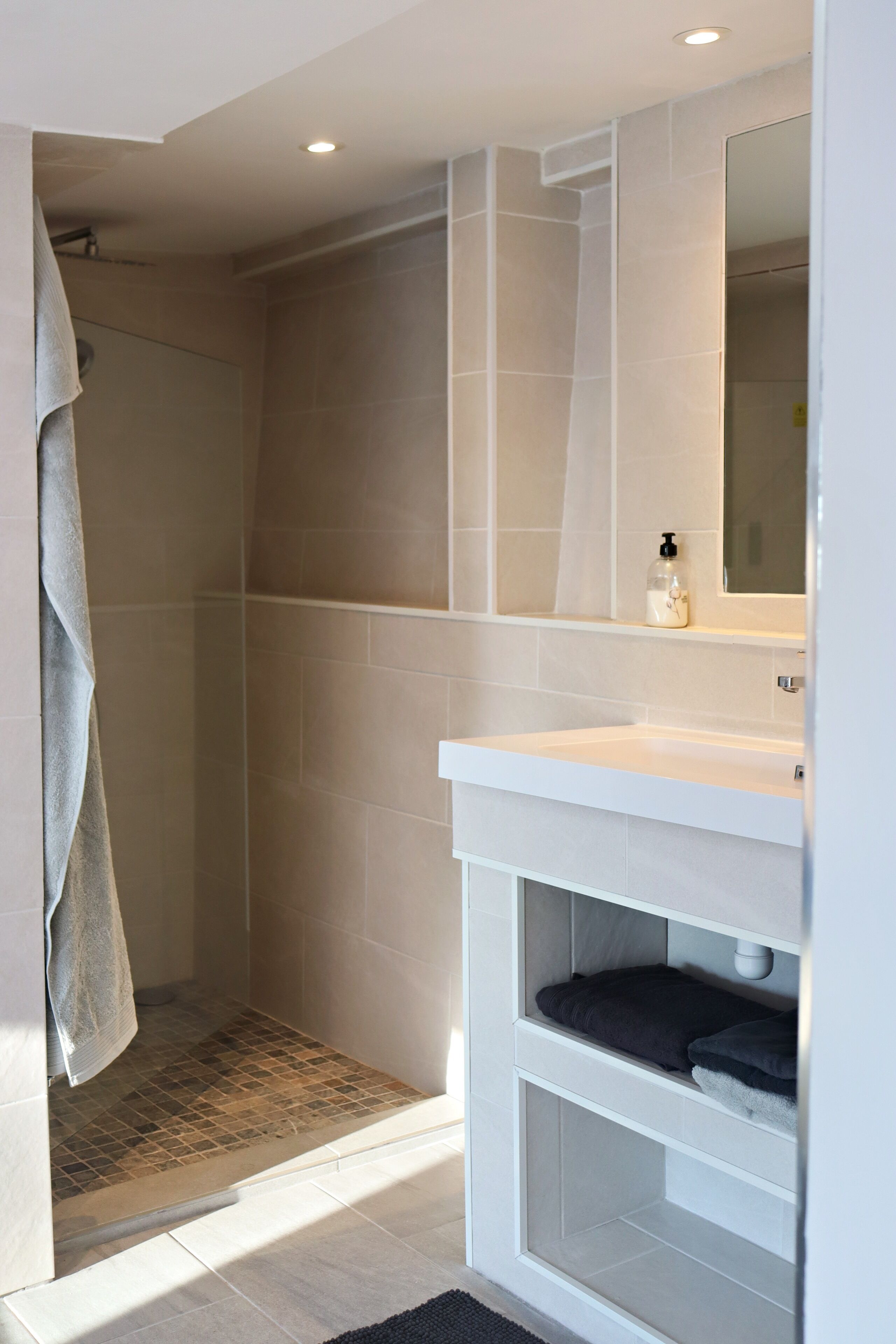 Een douche, een haardroger, handdoeken, zeep