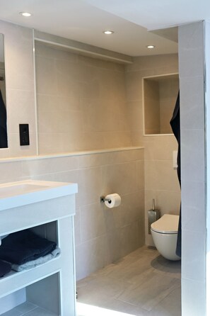 Dusche, Haartrockner, Handtücher, Seife