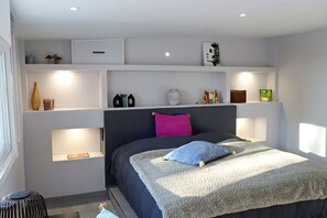 1 habitación, tabla de planchar con plancha y ropa de cama 