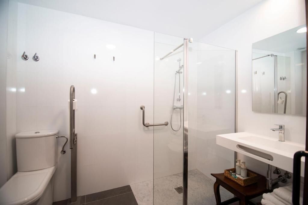 Ducha, artículos de tocador gratuitos, secador de pelo, toallas