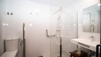 Ducha, artículos de tocador gratuitos, secador de pelo, toallas