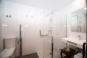 Buồng tắm vòi sen, đồ dùng nhà tắm miễn phí, máy sấy tóc, khăn tắm 