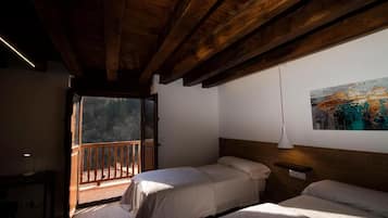 Triple Room | In-room safe, free WiFi, bed sheets