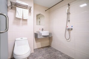 Shower, hair dryer, towels, shampoo - Guangzhou Meihua Hotel (Guangzhou)