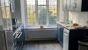 Una cucina moderna con finestra, elettrodomestici integrati e vista sull'esterno.