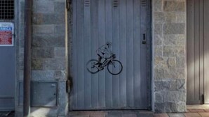 A door with a bicycle symbol, a stone wall, and a metal door frame. - Hostdomus - Turtle House (Borgio)