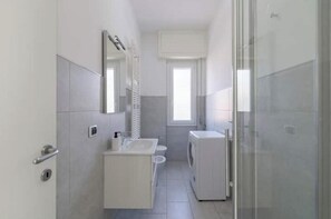 Shower, hair dryer - Vrbo Property (Borgio)