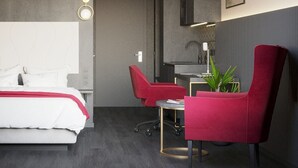 Minibar, caja de seguridad en la habitación y escritorio 