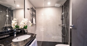 Shower, rainfall showerhead, towels, soap - PLAZA Residence Mannheim (Mannheim)