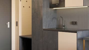 Eine moderne Küche mit integriertem Mikrowellenherd, Spüle und Holzschrank.