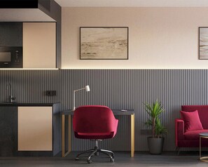 Minibar, in-room safe, desk, laptop workspace - PLAZA Residence Mannheim (Mannheim)