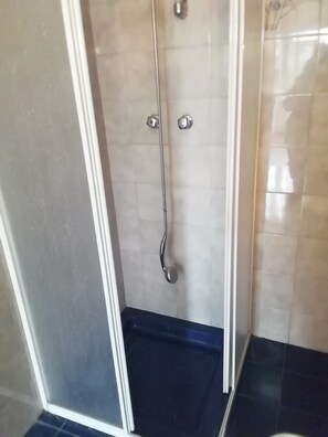 Douche, sĂšche-cheveux, serviettes fournies
