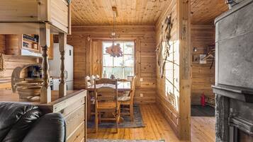 Cabin, 4 Bedrooms, Non Smoking, Mountain View | Interior